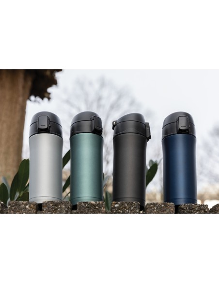 Tazza metallica isolata a vuoto