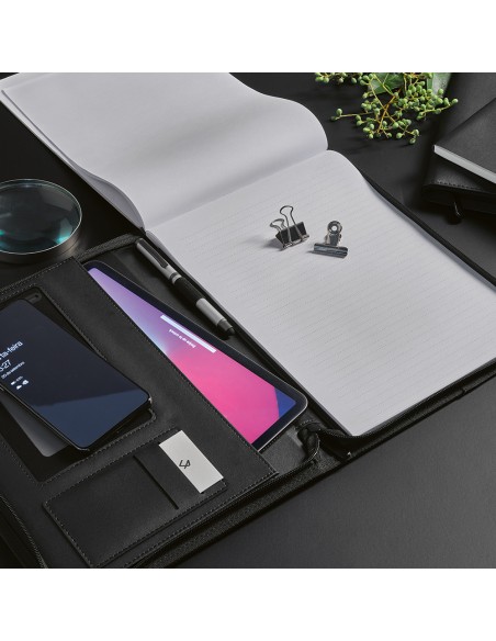 Cartella A5 Orwell in rPU. 64 fogli FSC e chiusura con zip