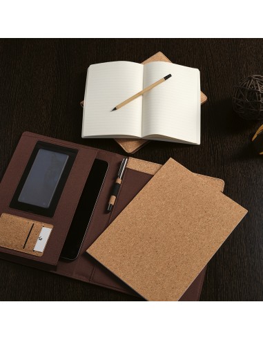 Cartella A4 Kafka in sughero. 64 fogli FSC e elastico