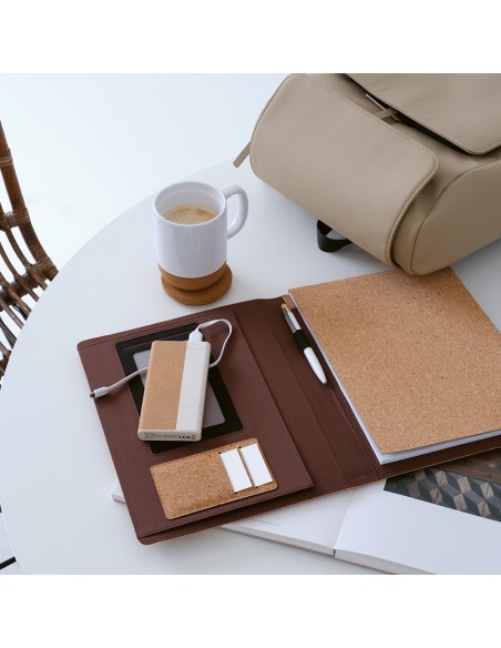 Cartella A4 Kafka in sughero. 64 fogli FSC e elastico