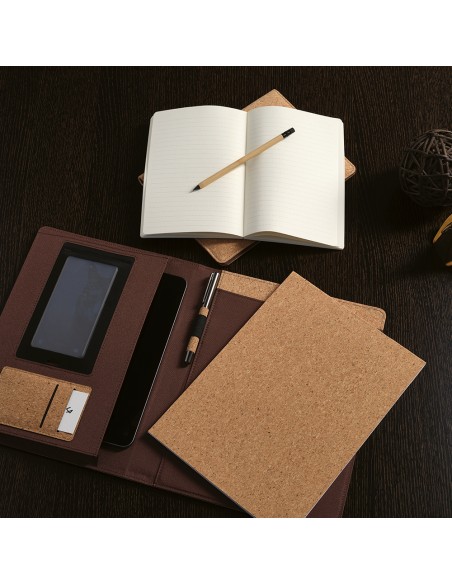 Cartella A5 Kafka in sughero. 64 fogli FSC e elastico