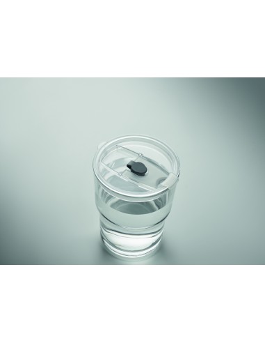 Bicchiere in vetro con cannucci