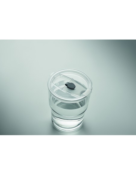 Bicchiere in vetro con cannucci