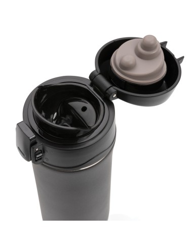 Tazza metallica isolata a vuoto