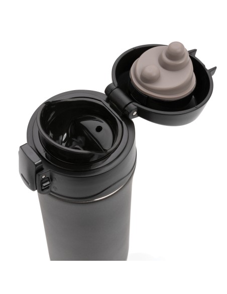 Tazza metallica isolata a vuoto