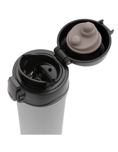 Tazza metallica isolata a vuoto