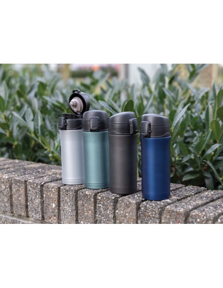 Tazza metallica isolata a vuoto